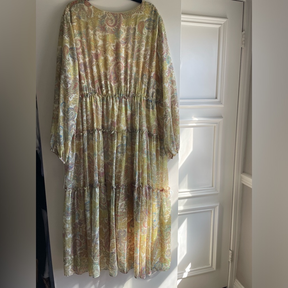 Beautiful Colored dress - Picture 4 of 9